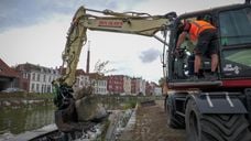 Oude binnenhaven Bergen op Zoom verlost van witte bigbags na jarenlange noodgreep