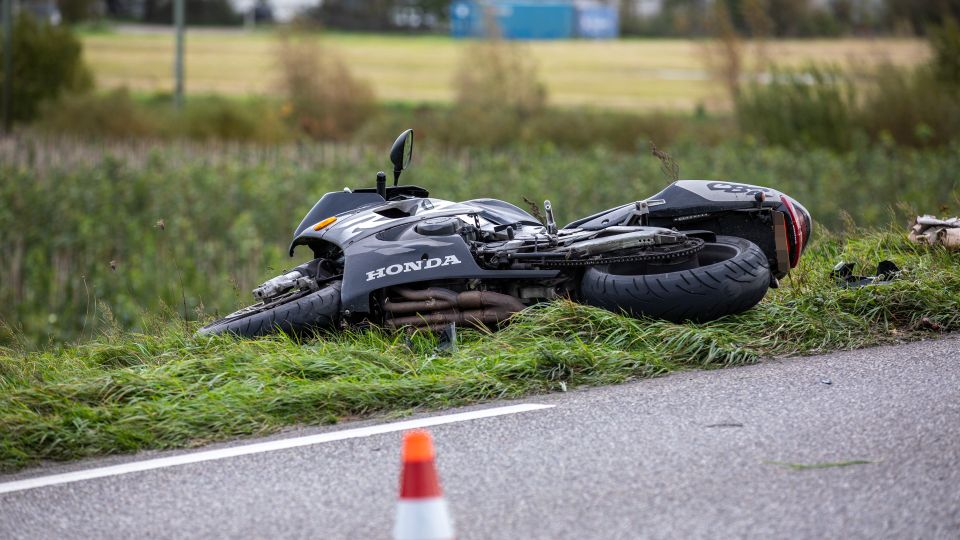 Motorrijder botst achter op auto in Roosendaal