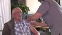 Eerste coronavaccinatie in gemeente Woensdrecht in woonzorgcentrum Mariahove