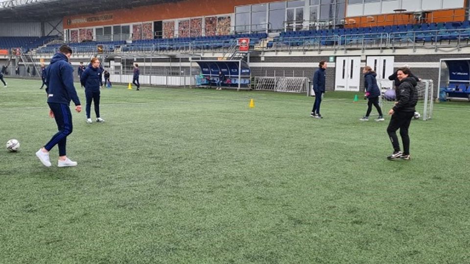 Sportstudenten houden een voetbaltraining