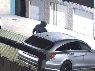 Auto aan Amethistdijk in Roosendaal in brand gestoken, politie zoekt verdachte