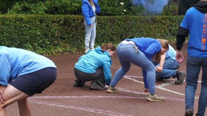 Team Buurman&Buurman de straatnaam aan het stoepkrijten