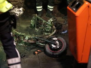 Scooter volledig uitgebrand in speeltuintje in Roosendaal