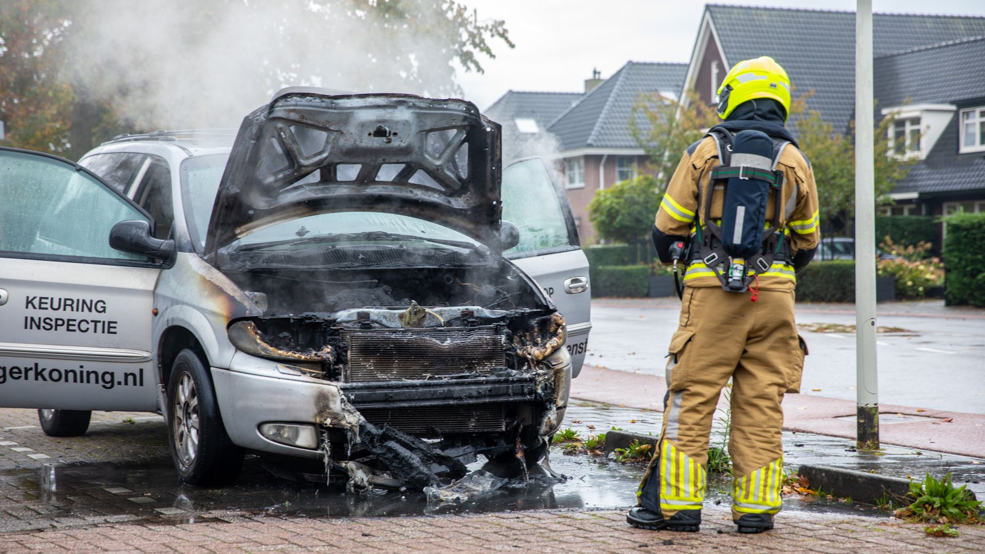 Auto zwaar beschadigd door brand in Roosendaal
