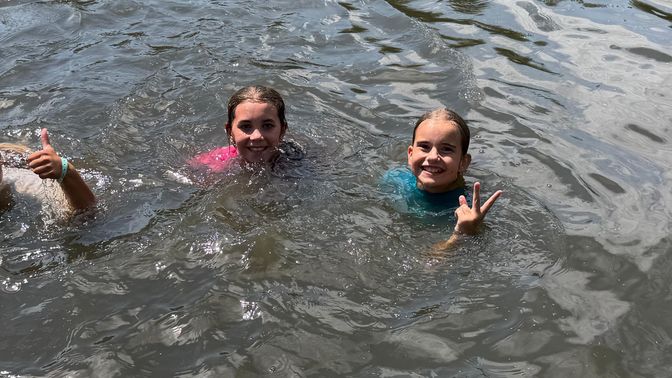 Pip en Sylvie genieten volop tijdens de KinderVakantieClub.