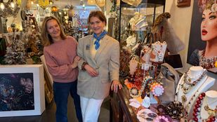 Noëlle samen met haar moeder Mieke in de winkel in Bergen op Zoom.