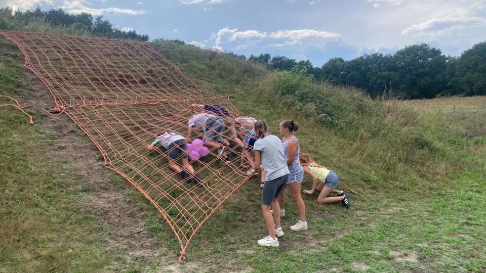 Groepje jongeren tijgert onder net door op stormbaanhelling