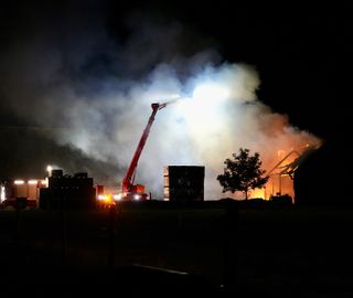 Loods verwoest door hele grote brand in Willemstad