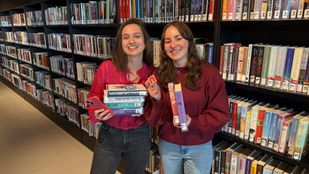 Denise Jochems en Bente van Krimpen zijn de Booktokkers van de Nobelaer.