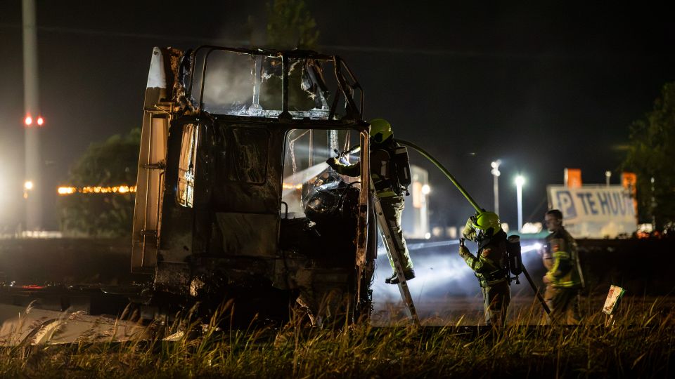 Vrachtwagen uitgebrand op snelweg A17 bij Roosendaal