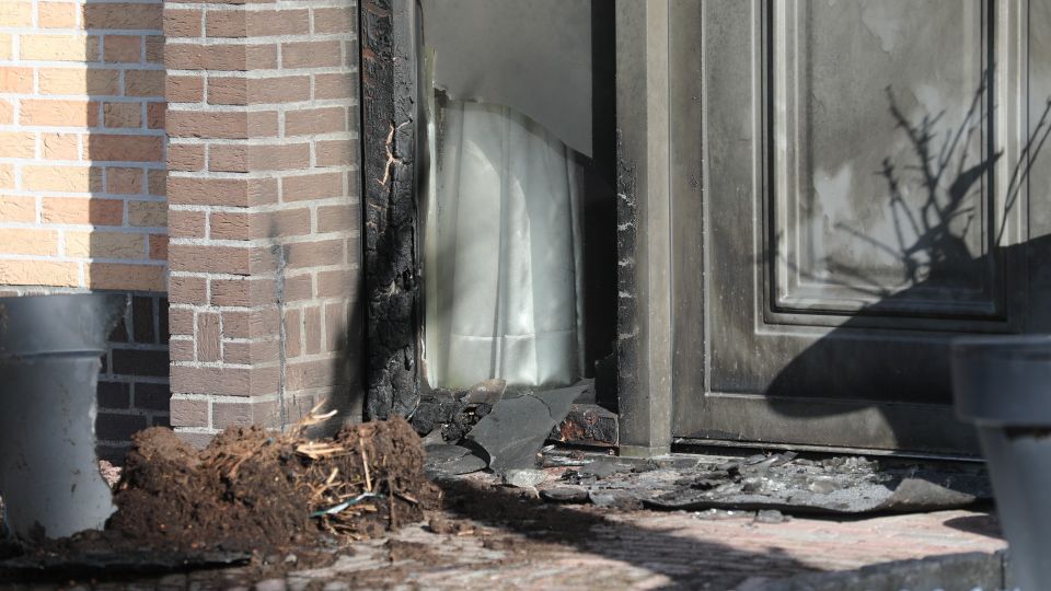 Vuurwerkbom gaat af bij huis, schade bij voordeur