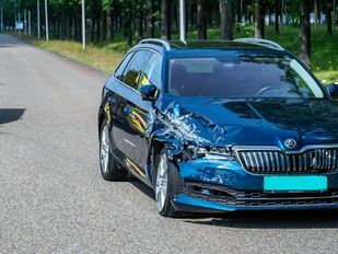 Bakwagen en auto botsen op Nijverheidsweg in Etten-Leur