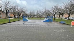 Twee blauwe ramps aan weerszijde van de skatebaan aan de Blomakker in Wouw