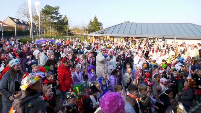 Op het schoolplein wordt flink gefeest.