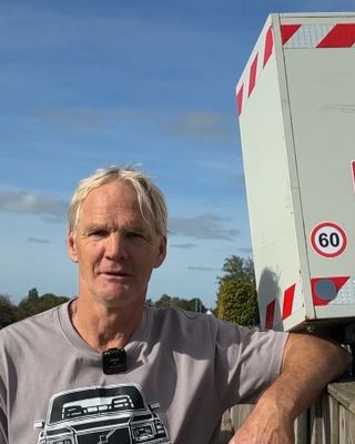 Lowie zet zelfgemaakte flitspaal in tuin: &#8216;Ze rijden hier soms zeker 120 tot 140 km/u&#8217;
