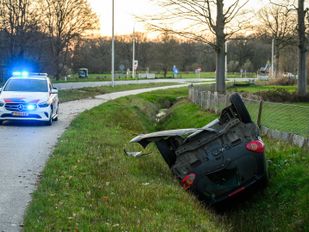 Auto belandt op zijn kop in sloot langs Rucphenseweg