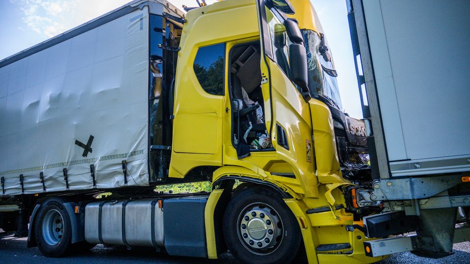 nieuws 112 file a58 etten-leur vrachtwagen botsing ongeluk politie ambulance brabant