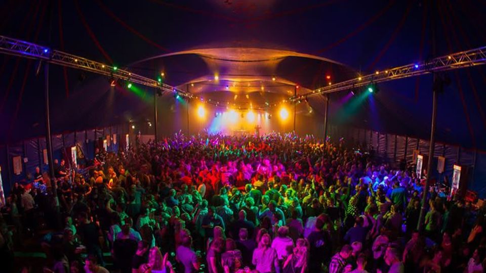 Het Smartlappen Festival in de tent vond voor het laatst plaats in 2017