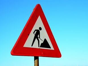 Close up van verkeersbord dat waarschuwt voor werkzaamheden