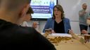 Burgemeester Joyce Vermue in gesprek met leerlingen van Mencia Sandrode.
