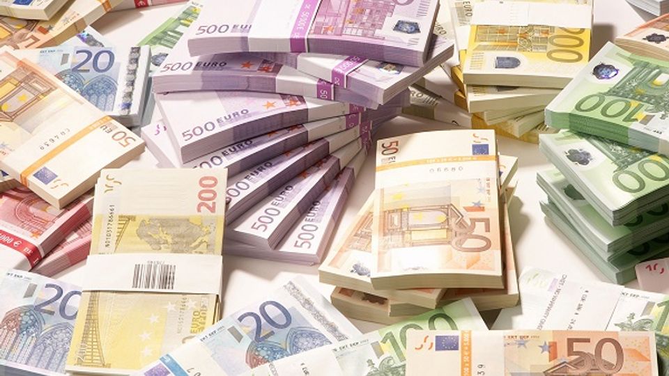 Stapel gebundelde bankbiljetten in verschillende waarden