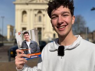 Bram (16) viert VVD-zege, maar moest op tijd naar huis voor proefwerk