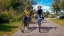 Eerstejaars studenten vliegtuigtechniek ontdekken hun nieuwe omgeving op de fiets