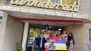 Skeeleraar Marc (16) overhandigt cheque aan Oekraïense vluchtelingen