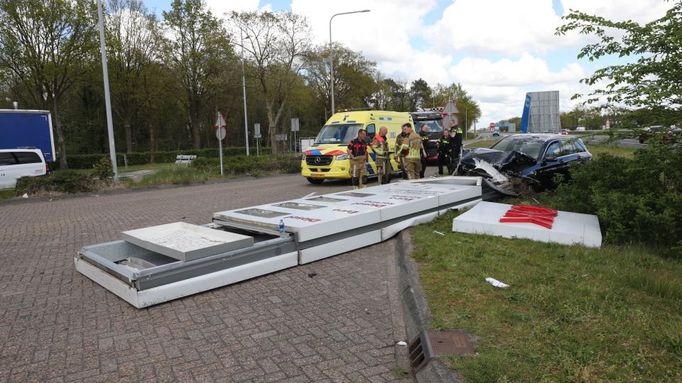 Automobilist rijdt wegbewijzerings- en prijsbord uit de grond, bestuurster gewond