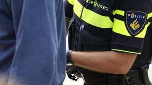 Close up van een agent die iemand de handboeien omdoet