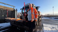 Jan Verschuuren gaat deze dagen de weg op om het begaanbaar te maken voor de inwoners uit de gemeente Halderberge.