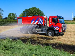 Gemeentewerkers voorkomen uitbreiding van bermbrand