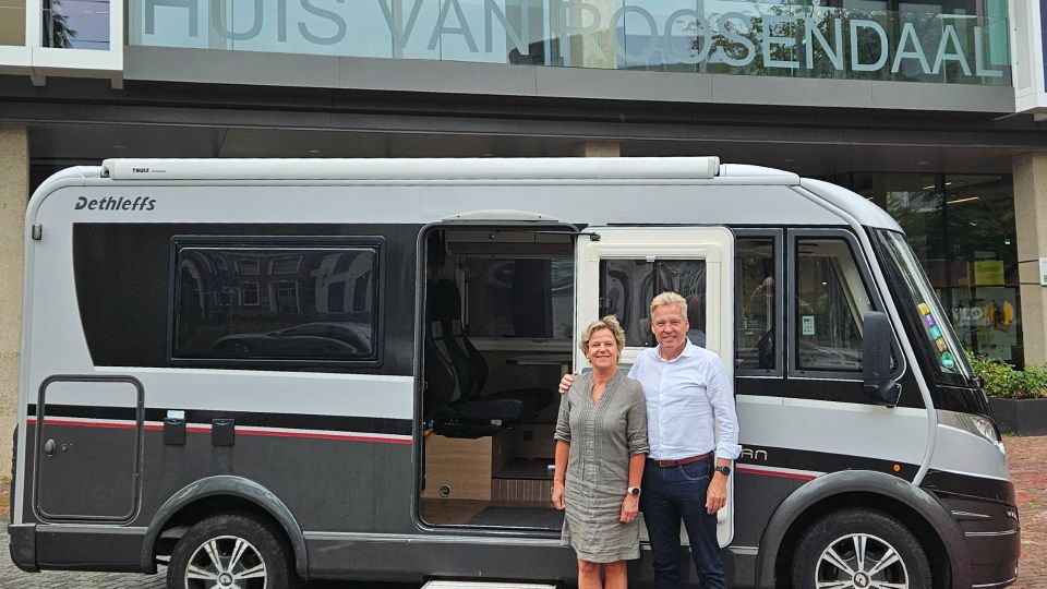 Burgemeester Mark Buijs en zijn vrouw Christel trekken met een camper de wijken en dorpen in om informeel kennis te maken met de inwoners.