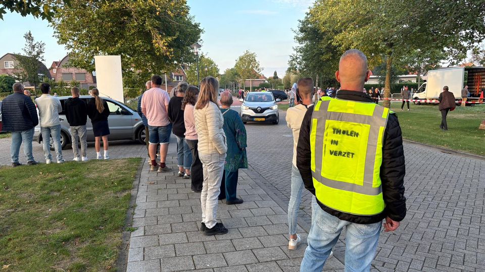 Gemeenteraad Tholen debatteert over noodopvang, demonstratie buiten stilgelegd
