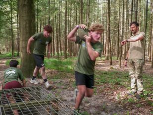 Jongeren werken aan weerbaarheid op oefenterrein commandotroepen