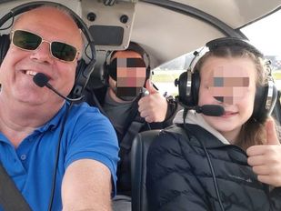 Jean-Paul Sablerolle met een van zijn hoogvliegers (vanwege privacy zijn gezichten onherkenbaar gemaakt)