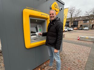 Wethouder Ralph Bogers pint voor het eerst aan het Nassauplein in Zundert.