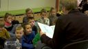 Wethouder Lars van der Beek leest voor aan leerlingen van basisschool Op Dreef