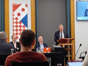 Gemeenteraad unaniem achter sanctie voor raadslid De Backer na lekken onderzoeken