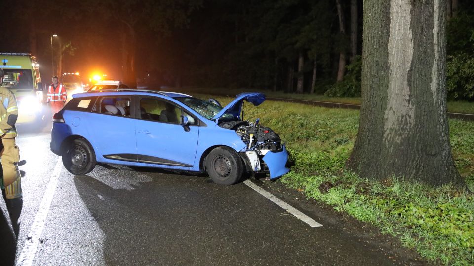 Automobilist gewond na botsing tegen boom op Putseweg