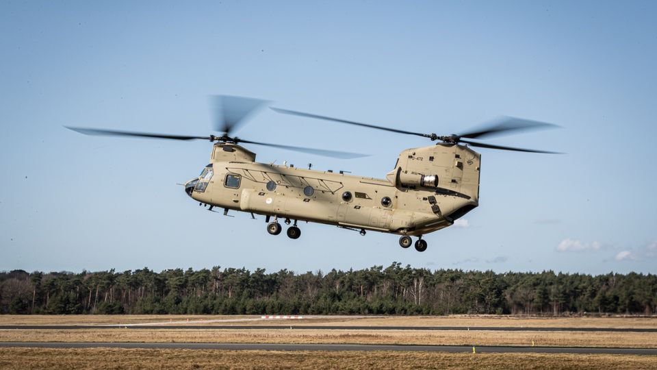 Chinook transporthelikopter stijgt op