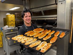 Jan Nagelkerke met het worstenbroodje speciaal