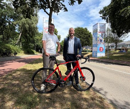 Eelco Franckaert, manager van de ZLM Tour samen met wethouder Berend Doedens aan de Gertrudisboulevard.