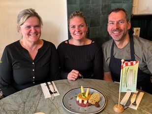 De familie Hoetjes bereid de lekkerste asperges.