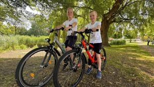 Lars en Sem fietsen voor hun twee opa's die te maken hebben met Parkinson.