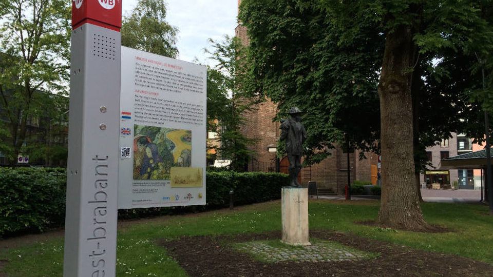 Wegwijzers, afbeeldingen én een beeldje van de kunstenaar bij de kerk van zijn vader tonen dat Etten-Leur trots is op mede-burger Vincent.