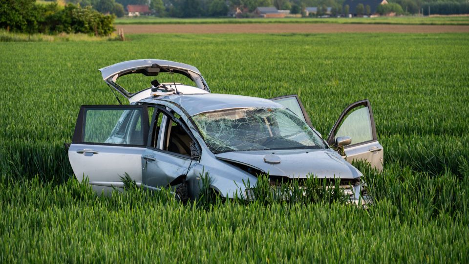 Auto vliegt over de kop en eindigt in tarweveld langs De Langeweg