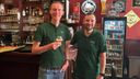Blind bier proeven blijkt topsport in afgeladen café De Sjoes