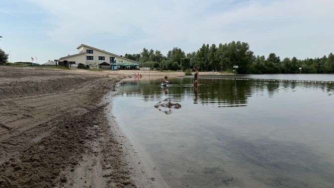 Rond het middaguur is het nog rustig bij de Westpolderplas in Etten-Leur, vermoedelijk vanwege de landelijk afgegeven code rood.