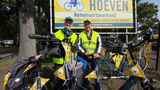 De zussen Mathijssen samen tijdens de Hoevense Fietsvierdaagse.